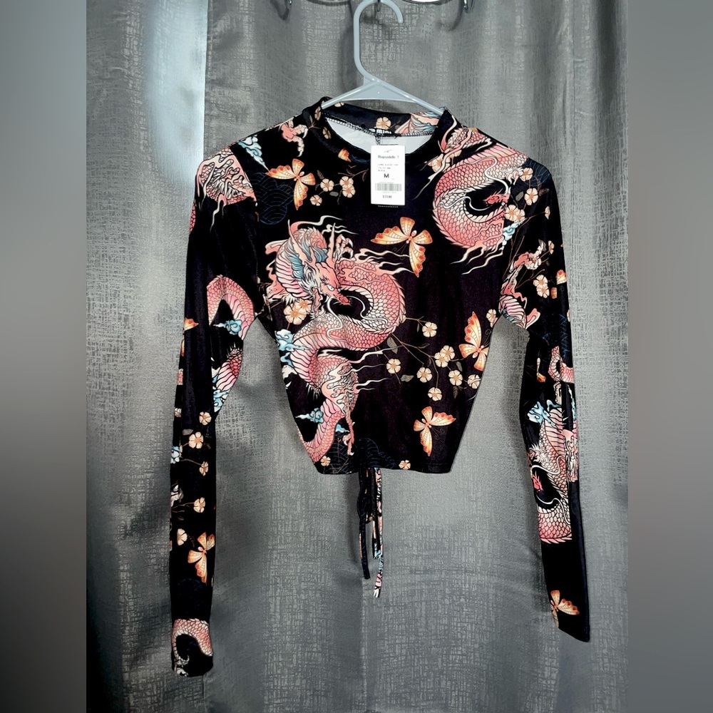 A size medium long sleeve crop top with an open back, dragon design 🐉